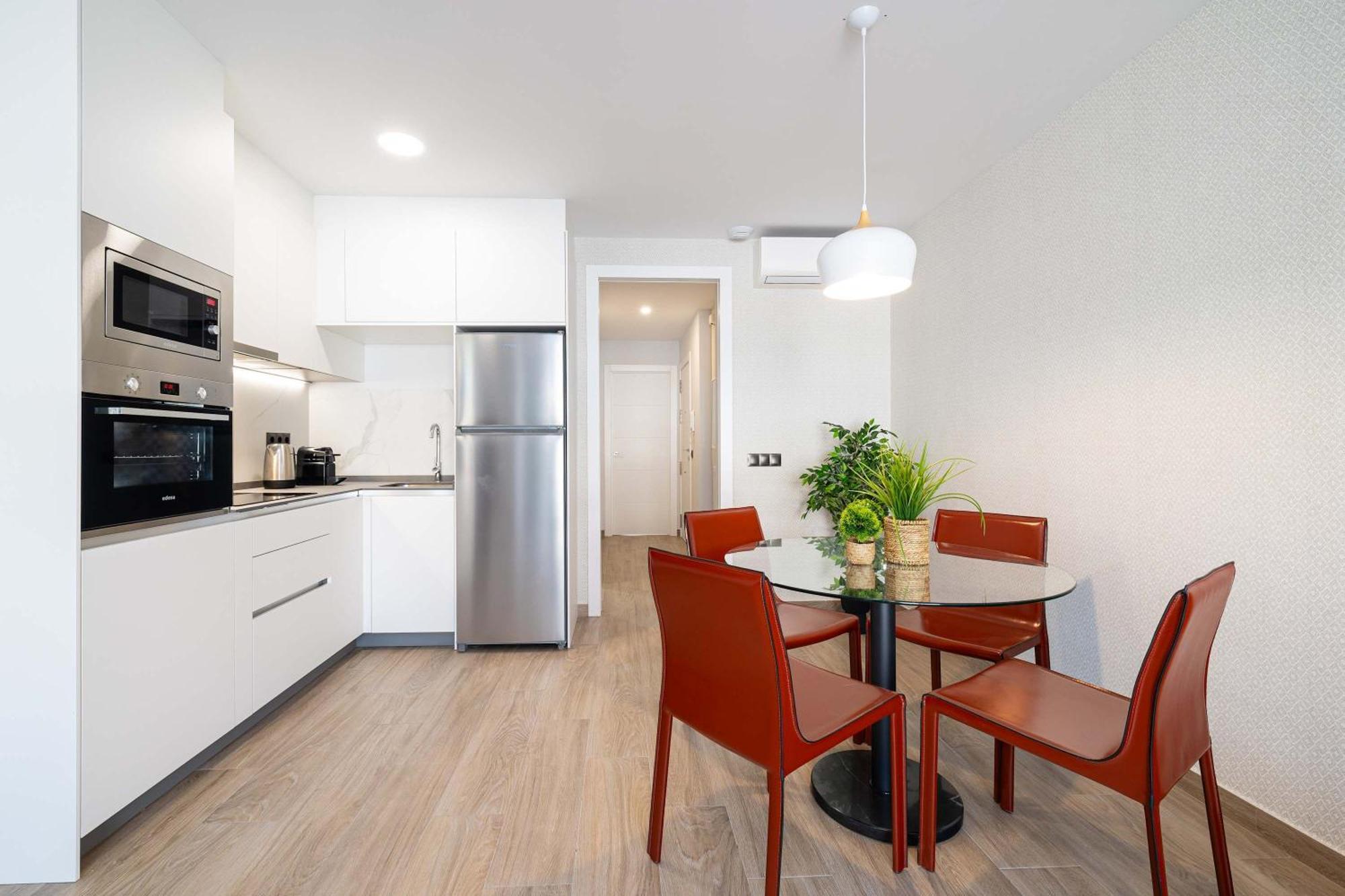 And Golf At Modern Apartment *